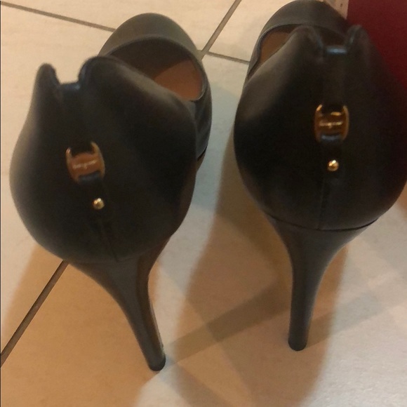 Salvador Ferragamo Heels! - Picture 3 of 9